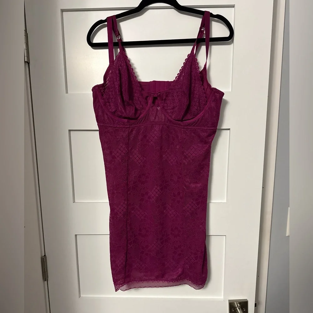 Women’s Lace Slip Chemise Lingerie in Berry Pink NWT 1x Torrid - Picture 1 of 1